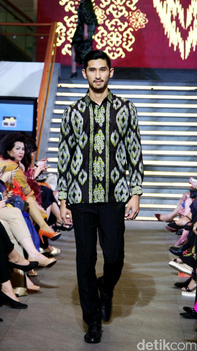 Pada rancangannya kali ini Alleira Batik mengangkat Tenun Sumba Khas NTT, dengan mengusung tema Anavarna yang bertempat di Lamoda Cafe, Plaza Indonesia, Jakarta. [Foto: Mohammad Abduh/Wolipop]