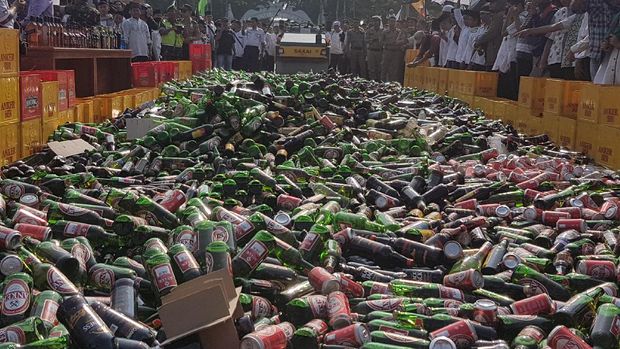 Ribuan miras dan senjata tajam hasil sitaan dimusnahkan di Kota Serang.