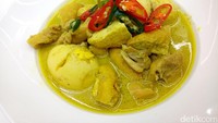 Setelah dimasak agak lama, gulai berkuah kuning akhirnya dapat dicicip oleh para peserta. Dengan isian potongan daging ayam, telur dan tahu goreng sajian rumahan ini cocok dinikmati dengan ketupat ataupun nasi hangat.