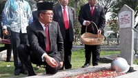 Menteri Komunikasi dan Informatika Rudiantara melakukan tabur bunga.