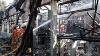 Kebakaran diduga karena korsleting arus listrik.