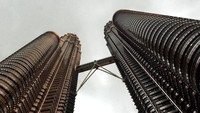 Malaysia patut berbangga karena menara kembarnya, Petronas Tower setinggi 170 meter menjadi salah satu gedung dengan arsitektur terbaik. Chris Hondros/Getty Images.