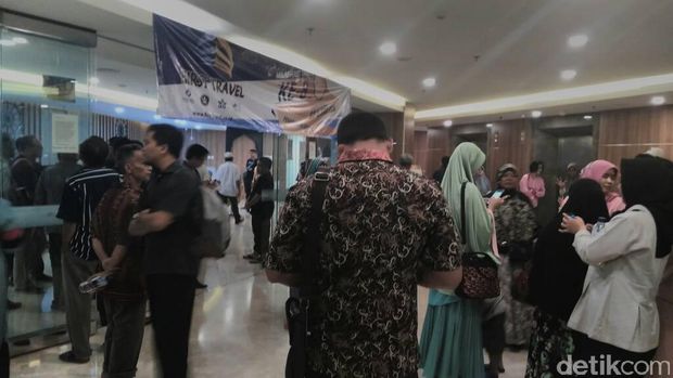 Calon jemaah umrah datangi kantor First Travel.
