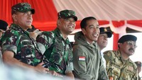 Gatot Nurmantyo mendampingi Jokowi saat menyaksikan latihan militer di Natuna. Foto: Pool/Biro Pers Setpres