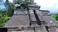 Dengan tiket masuk Rp 5 ribu per orang, traveler sudah bisa menikmati keindahan Candi Cetho dan segala ornamen penghiasnya. Yuk, liburan ke Candi Cetho di Karanganyar, Jawa Tengah (Wahyu/detikTravel)