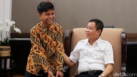 Menteri ESDM, Ignasius Jonan, siang ini mengundang Naufal Raziq, bocah 15 tahun asal Aceh penemu energi listrik dari pohon kedondong pagar. Pertemuan berlangsung 14.30 WIB sampai 15.30 WIB di Gedung Heritage Kementerian ESDM, Jalan Medan Merdeka Selatan, Jakarta.