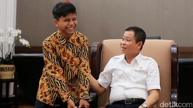 Naufal bersama Menteri ESDM Ignasius Jonan. 