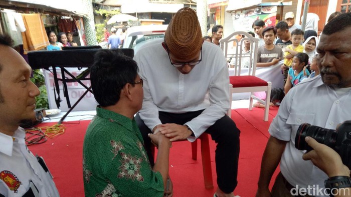 Blusukan ke Palmerah, Sandiaga Ditagih Janji oleh Warga Tuna Netra