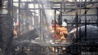Petugas pemadam kebakaran melakukan pendinginan di Stasiun Klender, Jakarta Timur,  Jumat (19/5).