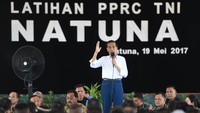 Presiden Jokowi memberikan sambutan di hadapan prajurit TNI yang mengikuti latihan perang di Natuna. Pool/Biro Pers Setpres.