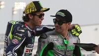 Setelah lima musim bersama Ducati, Hayden berganti tim lagi pada 2014. Ia kembali menunggangi motor Honda bersama tim Aspar. Di sini Hayden tampak sedang bercengkerama dengan Rossi. Keduanya sudah terbilang ada di jajaran rider veteran pada saat itu. Hayden dua musim bersama Aspar. (Foto: AFP PHOTO / AL-WATAN DOHA / KARIM JAAFAR)