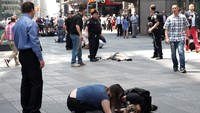 Akibat insiden tersebut satu orang dinyatakan tewas dan 22 lainnya mengalami luka-luka. REUTERS/Mike Segar.