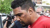 Informasi kepolisian menyebut, Rojas (26) yang berasal dari Bronx, New York City ini pernah empat kali ditangkap polisi karena mengemudi mabuk dan mengancam orang lain dengan pisau. Rojas bergabung dengan Angkatan Laut AS tahun 2011 dan bertugas sebagai teknisi listrik yang berbasis di Florida. Saat ditempatkan di Jacksonville, Florida, Rojas ditangkap atas tindak pemukulan dan melawan polisi. REUTERS/Stephanie Keith