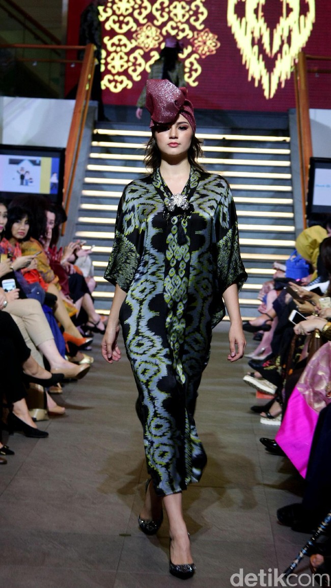 Pada rancangannya kali ini Alleira Batik mengangkat Tenun Sumba Khas NTT, dengan mengusung tema Anavarna yang bertempat di Lamoda Cafe, Plaza Indonesia, Jakarta. [Foto: Mohammad Abduh/Wolipop]