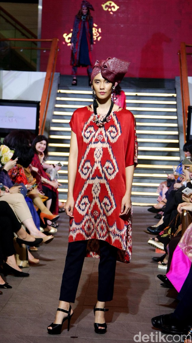 Pada rancangannya kali ini Alleira Batik mengangkat Tenun Sumba Khas NTT, dengan mengusung tema Anavarna yang bertempat di Lamoda Cafe, Plaza Indonesia, Jakarta. [Foto: Mohammad Abduh/Wolipop]