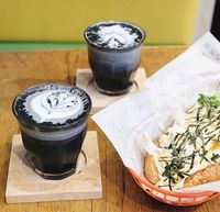 Charcoal Latte yang Berwarna Hitam Pekat Kini Jadi Tren Baru di Instagram