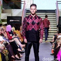 Pada rancangannya kali ini Alleira Batik mengangkat Tenun Sumba Khas NTT, dengan mengusung tema Anavarna yang bertempat di Lamoda Cafe, Plaza Indonesia, Jakarta. [Foto: Mohammad Abduh/Wolipop]