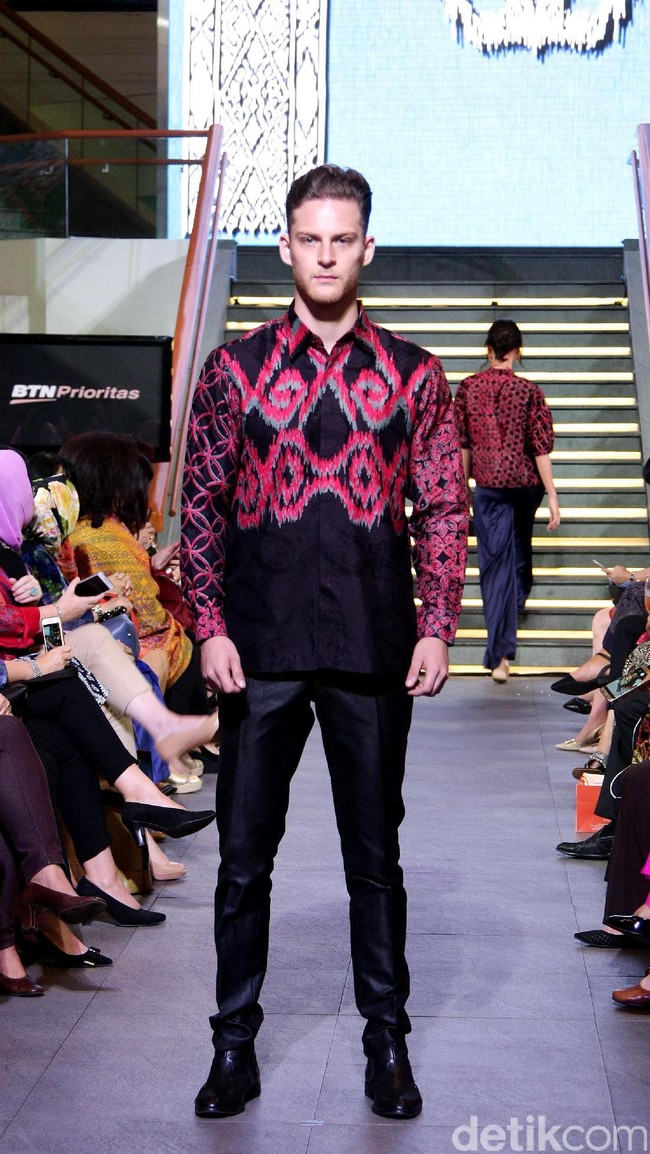 Pada rancangannya kali ini Alleira Batik mengangkat Tenun Sumba Khas NTT, dengan mengusung tema Anavarna yang bertempat di Lamoda Cafe, Plaza Indonesia, Jakarta. [Foto: Mohammad Abduh/Wolipop]