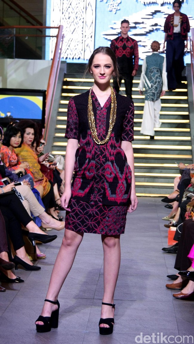 Pada rancangannya kali ini Alleira Batik mengangkat Tenun Sumba Khas NTT, dengan mengusung tema Anavarna yang bertempat di Lamoda Cafe, Plaza Indonesia, Jakarta. [Foto: Mohammad Abduh/Wolipop]