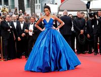 Foto: Model Berkulit Belang Curi Perhatian di Red Carpet Cannes