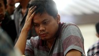 Grand Master (GM) Susanto Megaranto memikirkan langkah untuk mengalahkan lawan.