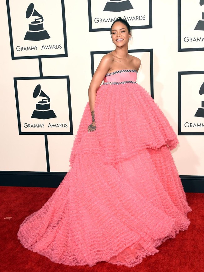 Rihanna attends The 57th Annual GRAMMY Awards at the STAPLES Center on February 8, 2015 in Los Angeles, California. (Photo by Jason Merritt/Getty Images)