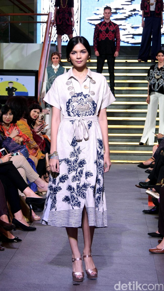 Pada rancangannya kali ini Alleira Batik mengangkat Tenun Sumba Khas NTT, dengan mengusung tema Anavarna yang bertempat di Lamoda Cafe, Plaza Indonesia, Jakarta. [Foto: Mohammad Abduh/Wolipop]