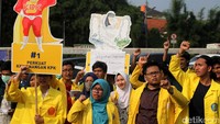 Mahasiswa dari berbagai kampus melakukan unjukrasa di depan pintu gerbang Gedung DPR.