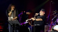 Ian Antono juga berkolaborasi dengan beberapa musisi pria dan wanita yang memiliki suara dengan beragam khas beraliran musik.