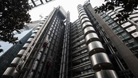 Gedung terkenal lain dengan gaya futuristik adalah Lloyds building yang menghiasi cakrawala London. Jack Taylor/Getty Images.