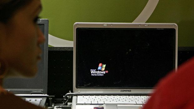 SAN FRANCISCO - MARCH 22:  A customer looks at a laptop that is using Microsoft Windows XP operating system software at a CompUSA store March 22, 2006 in San Francisco, California. Microsoft, the world's largest software company, announced today that it will delay the much anticipated launch of its Vista operating system scheduled to be released to consumers mid year. Vista is expected to release January 2007 to consumers and November 2006 to business customers.  (Photo by Justin Sullivan/Getty Images)