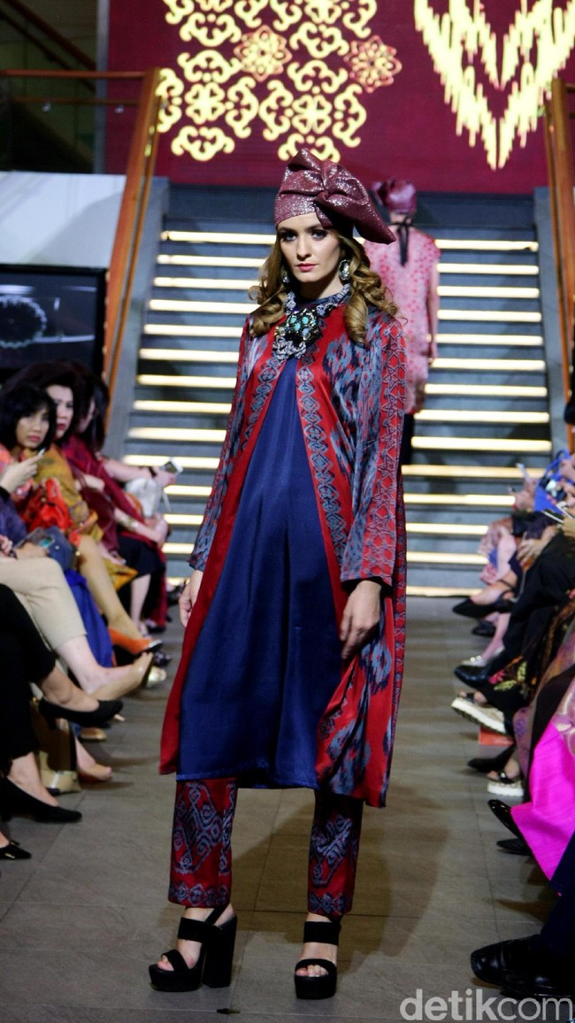 Pada rancangannya kali ini Alleira Batik mengangkat Tenun Sumba Khas NTT, dengan mengusung tema Anavarna yang bertempat di Lamoda Cafe, Plaza Indonesia, Jakarta. [Foto: Mohammad Abduh/Wolipop]