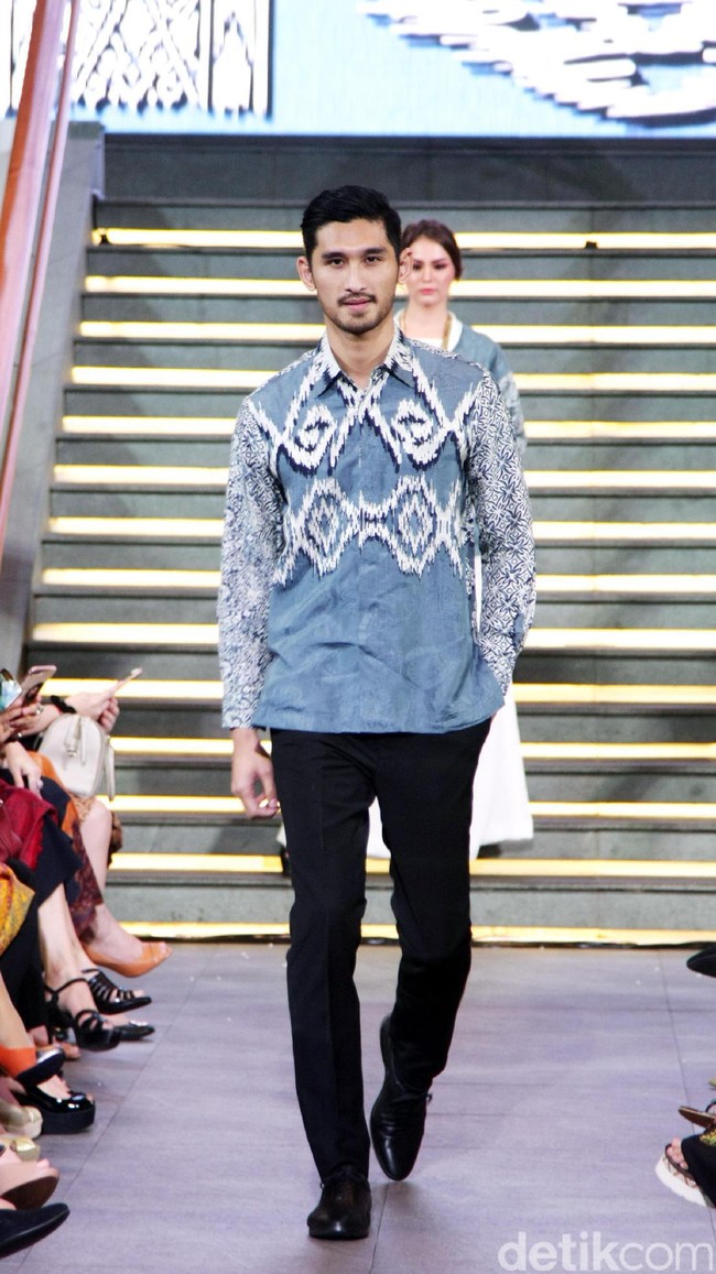 Pada rancangannya kali ini Alleira Batik mengangkat Tenun Sumba Khas NTT, dengan mengusung tema Anavarna yang bertempat di Lamoda Cafe, Plaza Indonesia, Jakarta. [Foto: Mohammad Abduh/Wolipop]