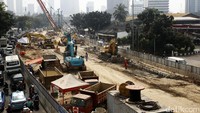 Imbas pembangunan ini, dua busway di Jl HR Rasuna Said, Kuningan, ditutup.