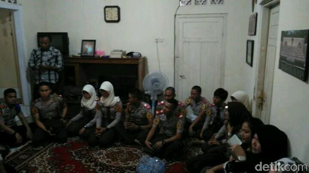 Teman seangkatan Adam di Taruna Akpol datang melayat.