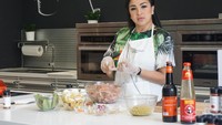Sebelum mulai memasak, wanita yang biasa disapa dengan Mbak Jo ini memberikan tips menyimpan hingga mengolah makanan segar.