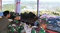 Keduanya nampak akrab bersama saat nonton latihan Pasukan Pemukul Reaksi Cepat (PPRC) di Tanjung Datuk.