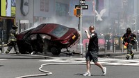 Para saksi mata menyebut mobil itu melaju melawan arus sebelum menabrak para pejalan kaki. Dia melaju sejauh tiga blok, lalu menabrak tiang dan berhenti di 45th Street and Broadway. Polisi kemudian mengamankan sopir mobil itu. REUTERS/Mike Segar.