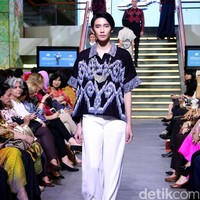 Pada rancangannya kali ini Alleira Batik mengangkat Tenun Sumba Khas NTT, dengan mengusung tema Anavarna yang bertempat di Lamoda Cafe, Plaza Indonesia, Jakarta. [Foto: Mohammad Abduh/Wolipop]