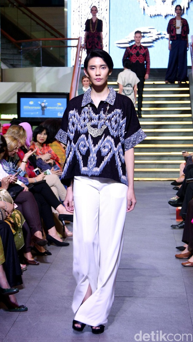 Pada rancangannya kali ini Alleira Batik mengangkat Tenun Sumba Khas NTT, dengan mengusung tema Anavarna yang bertempat di Lamoda Cafe, Plaza Indonesia, Jakarta. [Foto: Mohammad Abduh/Wolipop]