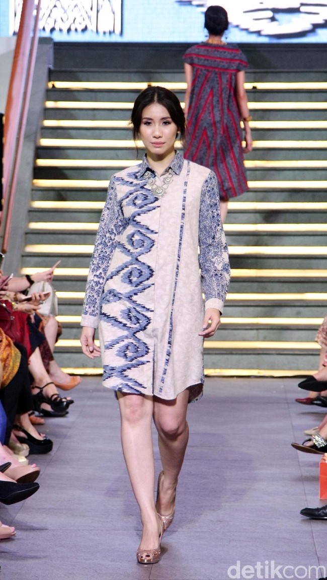Pada rancangannya kali ini Alleira Batik mengangkat Tenun Sumba Khas NTT, dengan mengusung tema Anavarna yang bertempat di Lamoda Cafe, Plaza Indonesia, Jakarta. [Foto: Mohammad Abduh/Wolipop]