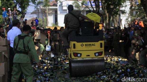 Banyak Korban Berjatuhan, Puluhan Ribu Botol Miras di Bandung Dimusnahkan