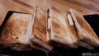 Tutup santapan dengan melahap Kaya Nyonya Butter Toast yang manis. Empat roti panggang mungil ini berisi potongan butter dan olesan srikaya yang manis legit.