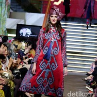 Pada rancangannya kali ini Alleira Batik mengangkat Tenun Sumba Khas NTT, dengan mengusung tema Anavarna yang bertempat di Lamoda Cafe, Plaza Indonesia, Jakarta. [Foto: Mohammad Abduh/Wolipop]