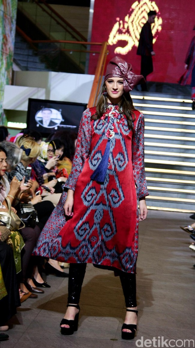 Pada rancangannya kali ini Alleira Batik mengangkat Tenun Sumba Khas NTT, dengan mengusung tema Anavarna yang bertempat di Lamoda Cafe, Plaza Indonesia, Jakarta. [Foto: Mohammad Abduh/Wolipop]