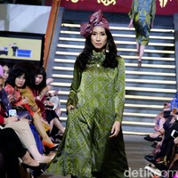 Pada rancangannya kali ini Alleira Batik mengangkat Tenun Sumba Khas NTT, dengan mengusung tema Anavarna yang bertempat di Lamoda Cafe, Plaza Indonesia, Jakarta. [Foto: Mohammad Abduh/Wolipop]