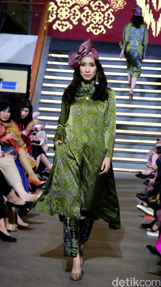 Pada rancangannya kali ini Alleira Batik mengangkat Tenun Sumba Khas NTT, dengan mengusung tema Anavarna yang bertempat di Lamoda Cafe, Plaza Indonesia, Jakarta. [Foto: Mohammad Abduh/Wolipop]