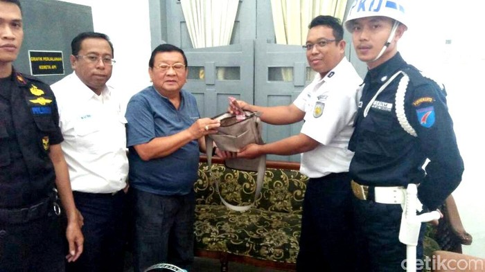 Ini Tas Berisi Uang Ratusan Juta yang Ditemukan Porter Supri