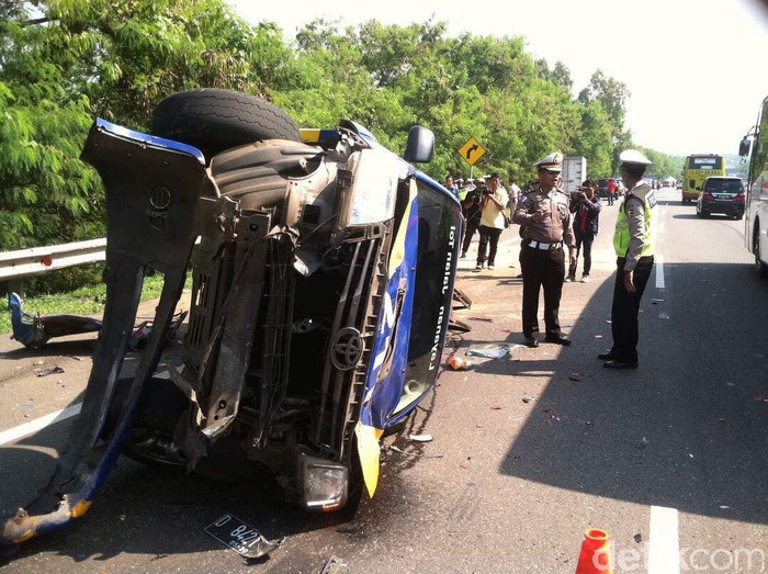 Truk Tabrak 2 Mobil Patroli di Tol Cipularang karena Rem Blong