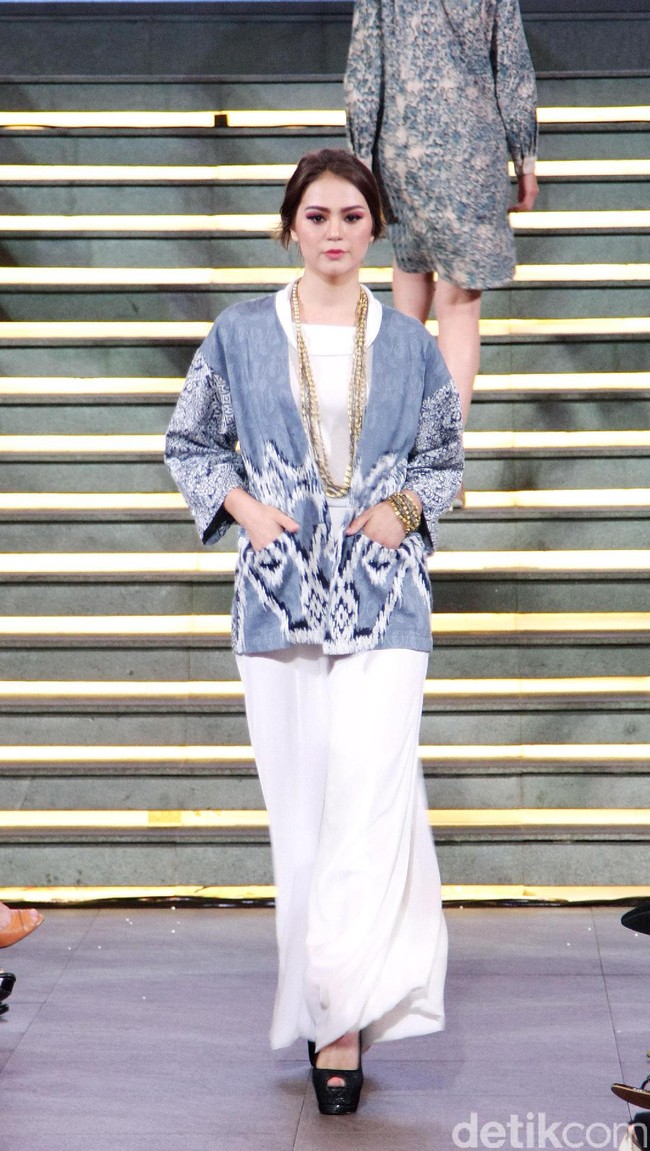 Pada rancangannya kali ini Alleira Batik mengangkat Tenun Sumba Khas NTT, dengan mengusung tema Anavarna yang bertempat di Lamoda Cafe, Plaza Indonesia, Jakarta. [Foto: Mohammad Abduh/Wolipop]